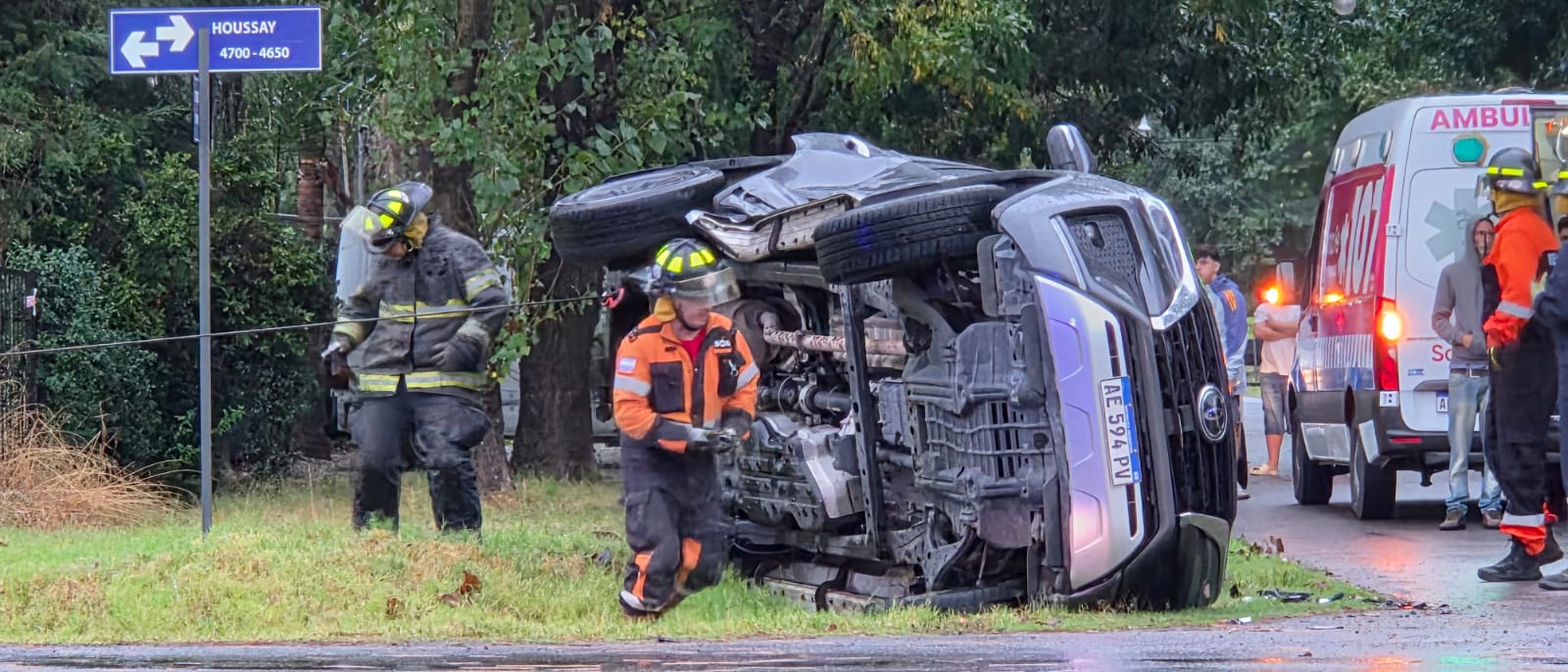 Bajo la lluvia del domingo: fortísimo accidente entre dos pick ups en la esquina de Houssay y Los Tizones